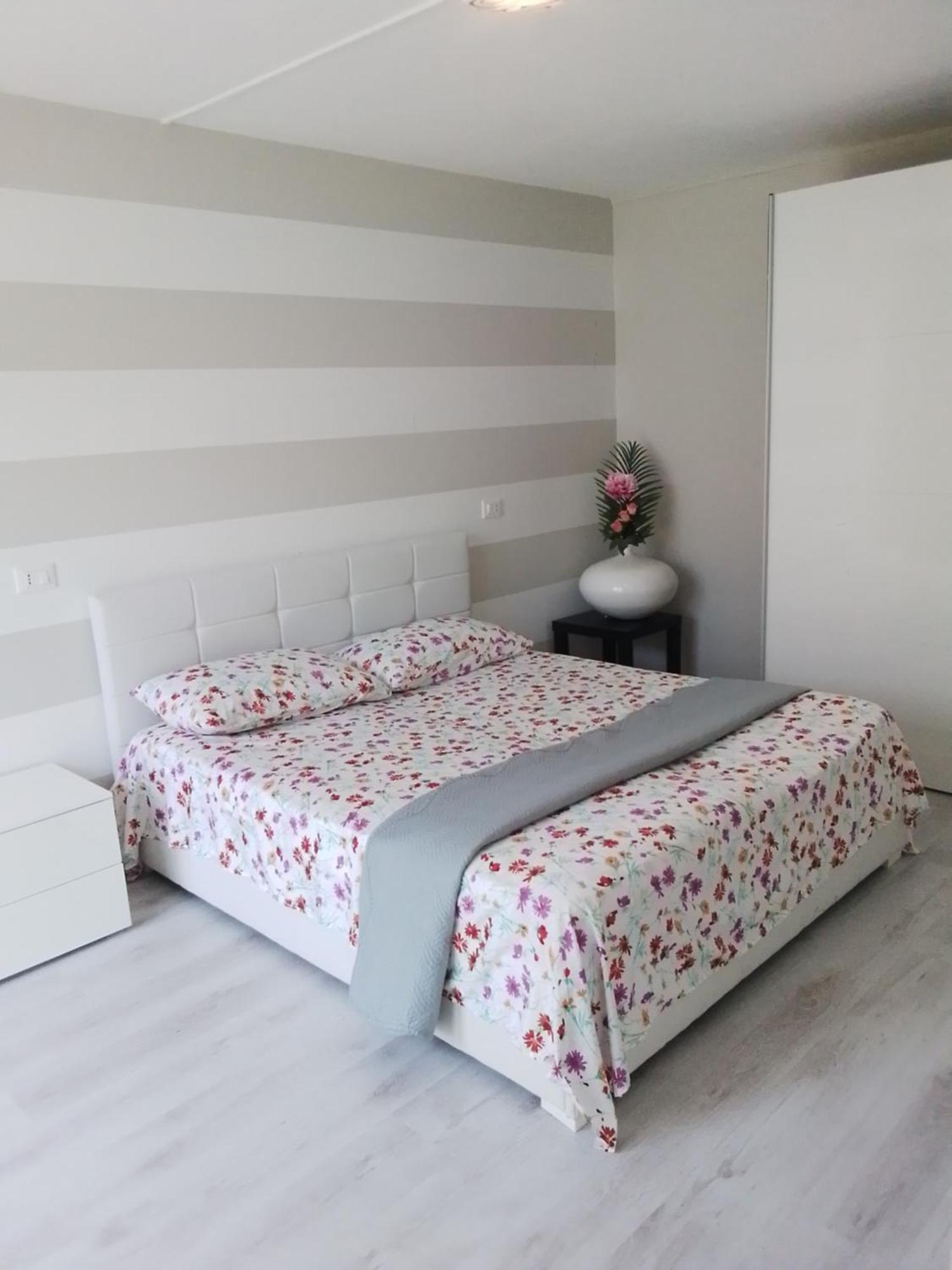 Holiday Apartaments Дезенцано-дель-Гарда Экстерьер фото